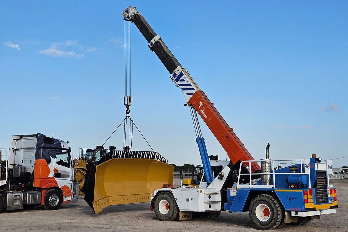 Compact mobile crane performing a rigging and lift operation